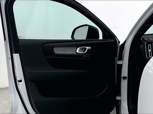 Certified 2025 Volvo XC40 B5 Plus image 24