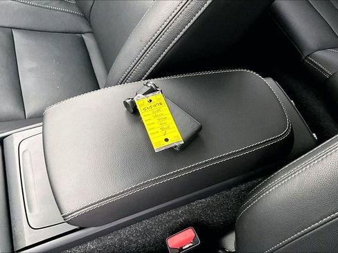 Certified 2025 Volvo XC40 B5 Core image 13