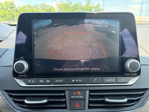Used 2025 Nissan Altima 2.5 SV FWD image 9