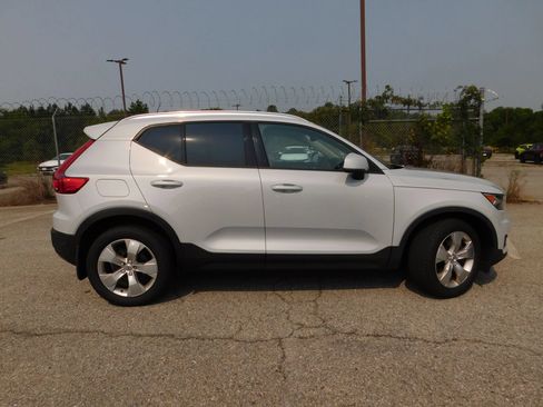 Used 2021 Volvo XC40 T4 Momentum FWD image 5