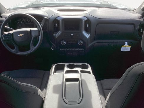 Used 2024 Chevrolet Silverado 2500 Custom w/ Custom Value Package image 4