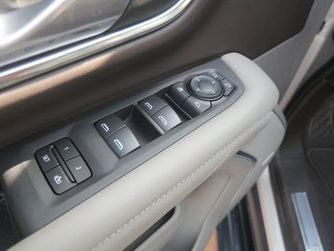 Used 2024 GMC Yukon XL SLT w/ SLT Luxury Package image 7