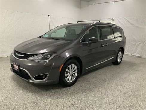 Used 2018 Chrysler Pacifica Touring-L image 2
