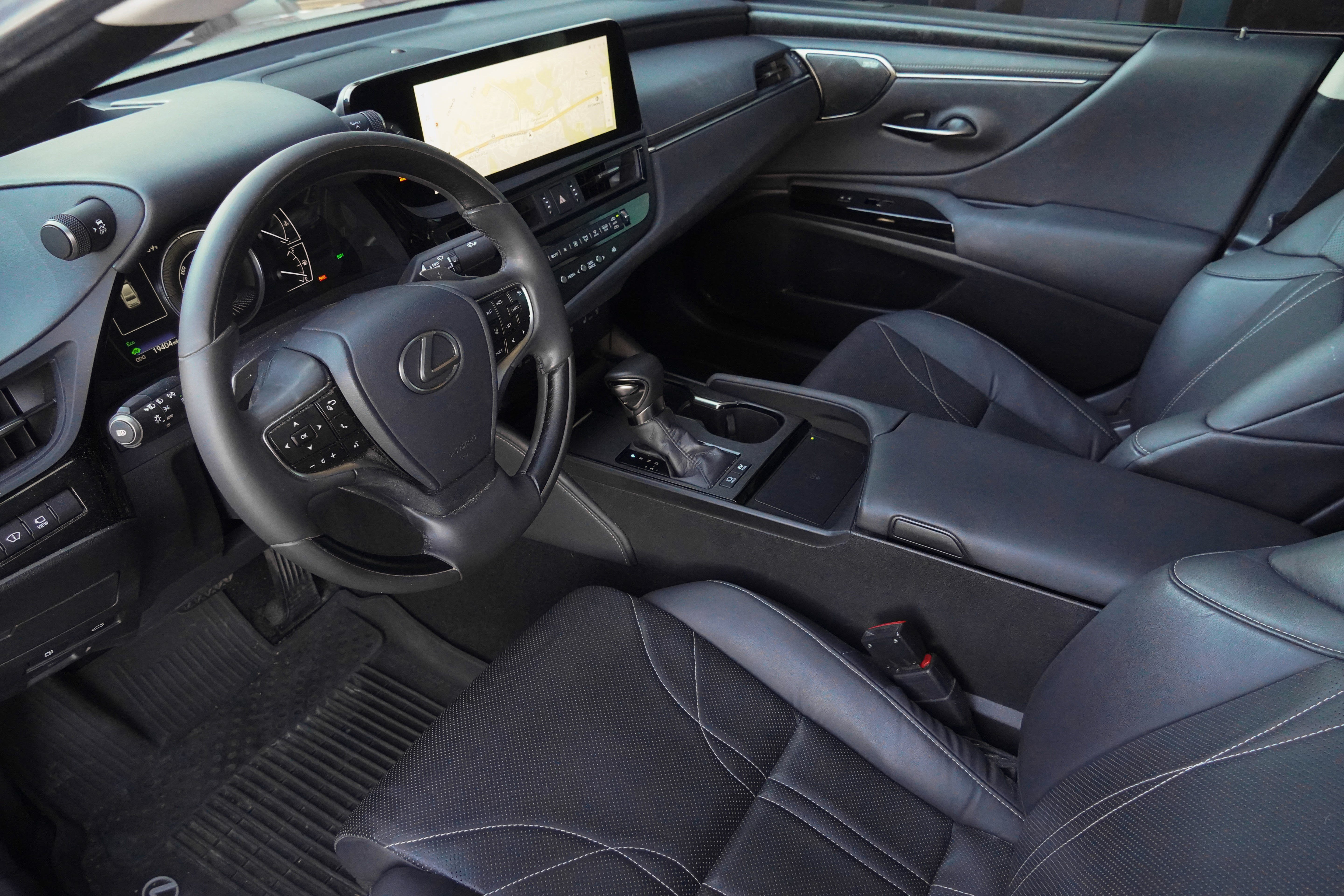 Used 2024 Lexus ES 300h Ultra Luxury w/ Accessory Package (Z2) FWD image 9