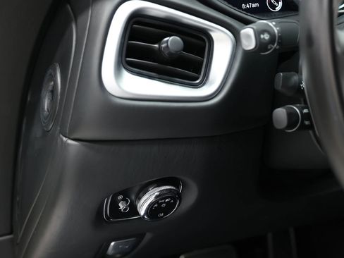 Used 2018 Aston Martin DB11 Coupe image 19