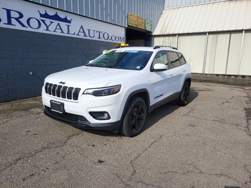 Used 2019 Jeep Cherokee Latitude Plus image 2