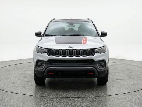 Used 2025 Jeep Compass Trailhawk AWD/4WD image 2