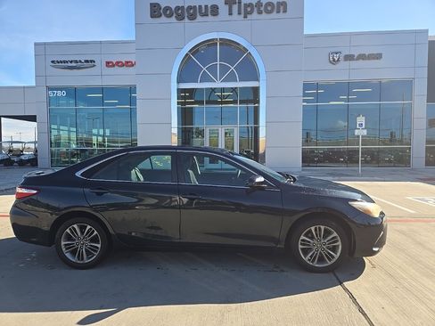 Used 2017 Toyota Camry SE image 2