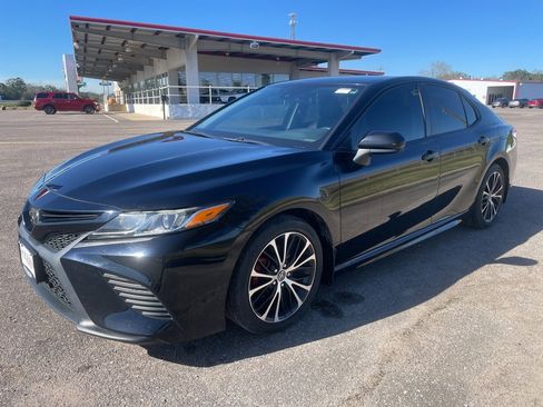 Used 2020 Toyota Camry SE image 3