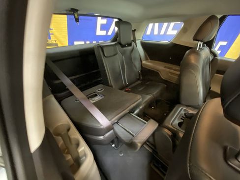 Used 2025 Kia Carnival FWD image 28