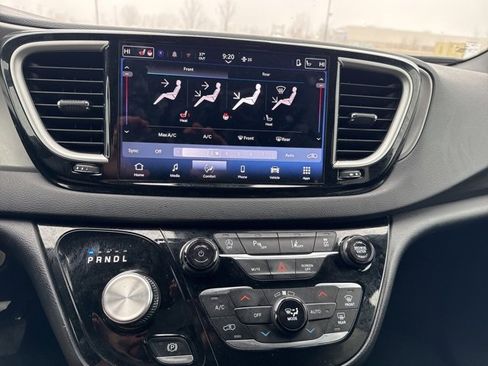 Used 2025 Chrysler Pacifica Select image 10