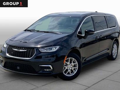 Used 2025 Chrysler Pacifica Select