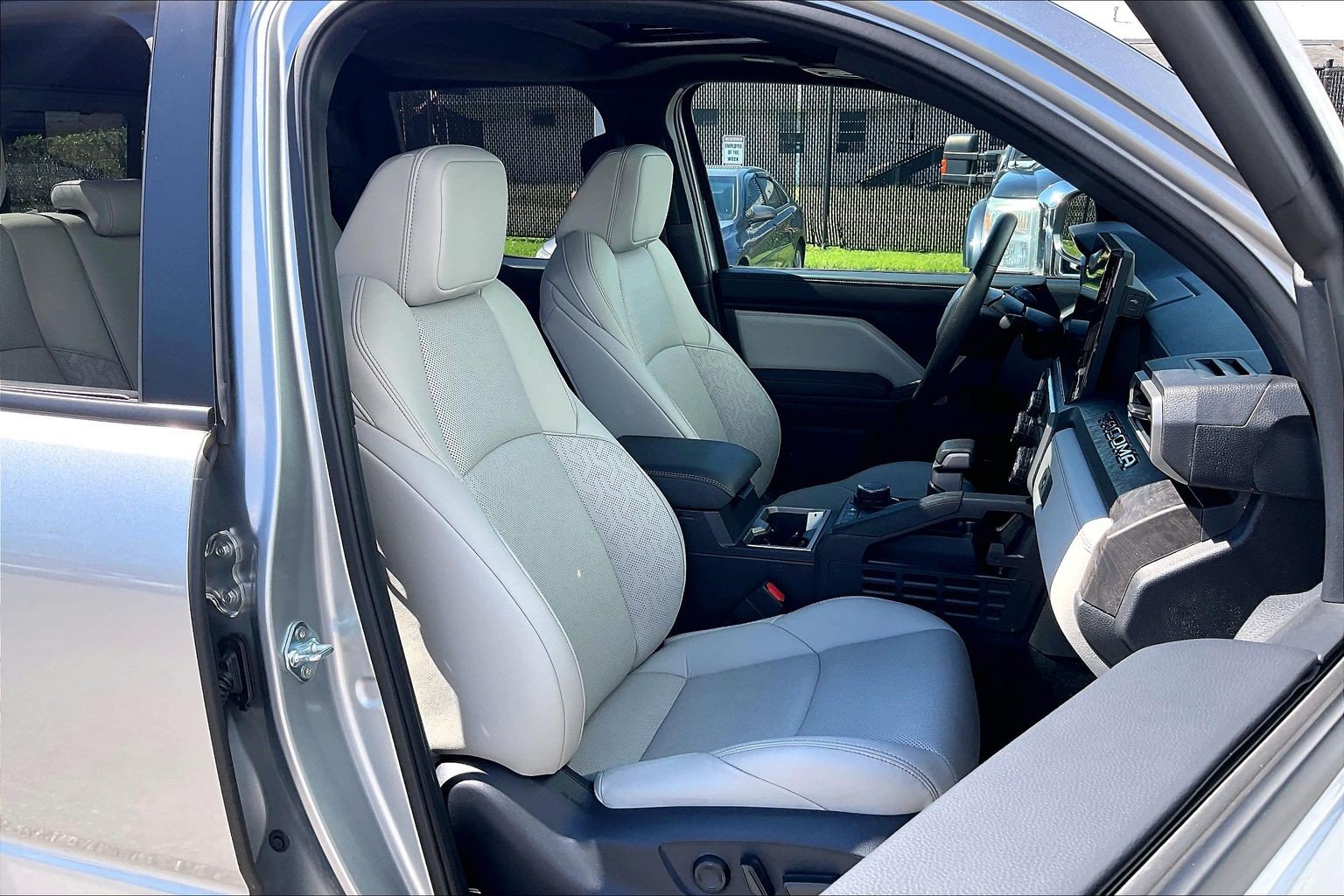 Used 2025 Toyota Tacoma Limited AWD/4WD image 9