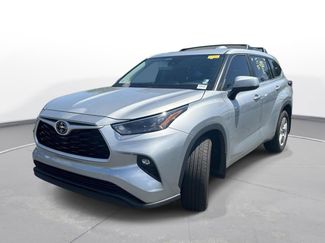 Used 2025 Toyota Highlander LE FWD video 2