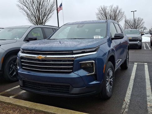 New 2026 Chevrolet Traverse LT FWD image 3