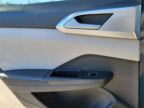 Certified 2025 Volkswagen Taos SE image 13