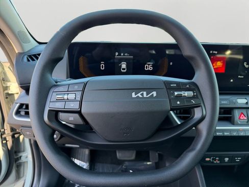 Used 2025 Kia K4 LXS image 19