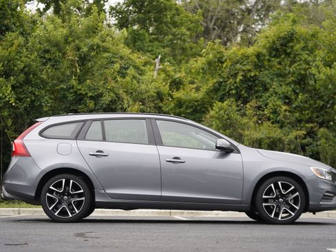Used 2018 Volvo V60 T5 Dynamic w/ Vision Package FWD image 7