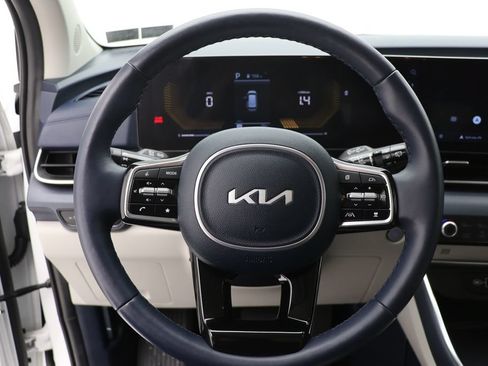 Used 2025 Kia Carnival EX FWD image 17