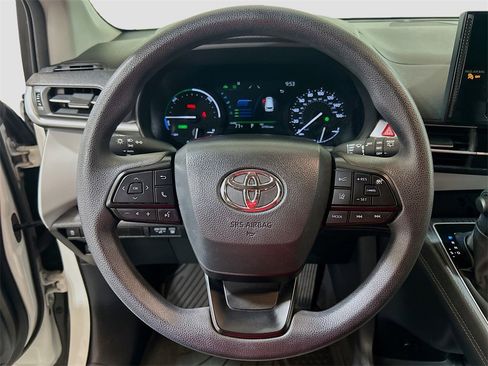 Used 2025 Toyota Sienna LE image 9