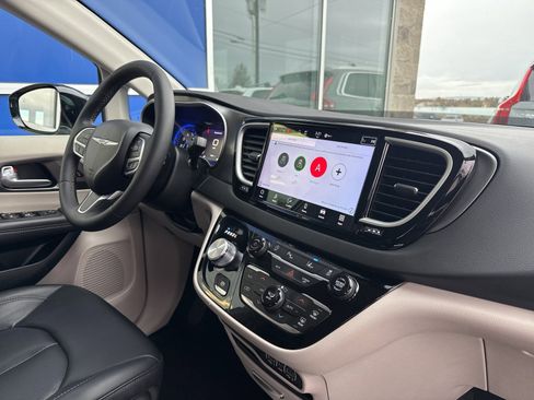 Used 2024 Chrysler Pacifica Touring-L image 17