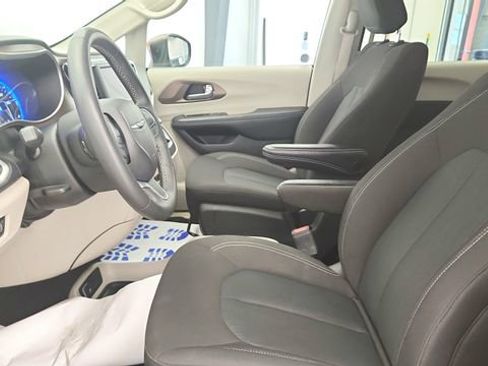 Used 2023 Chrysler Voyager LX FWD image 10