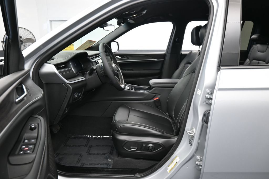 Used 2025 Jeep Grand Cherokee L Limited RWD image 11