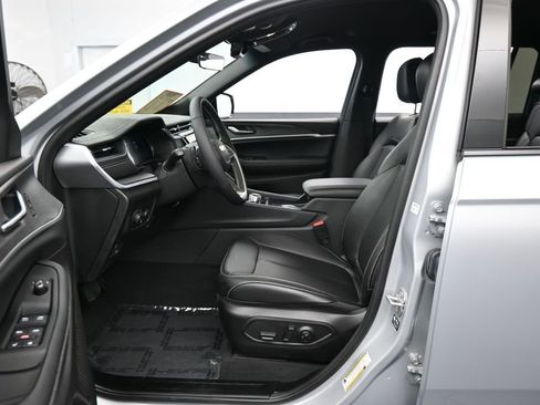 Used 2025 Jeep Grand Cherokee L Limited RWD image 11