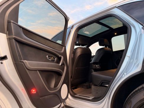 Used 2019 Bentley Bentayga AWD/4WD image 20