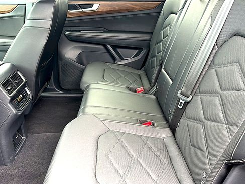Used 2025 Volkswagen Atlas SE FWD image 18