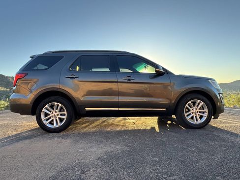 Used 2017 Ford Explorer XLT w/ Equipment Group 202A image 4