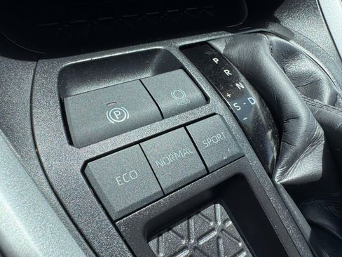 Used 2025 Toyota RAV4 XLE FWD image 36