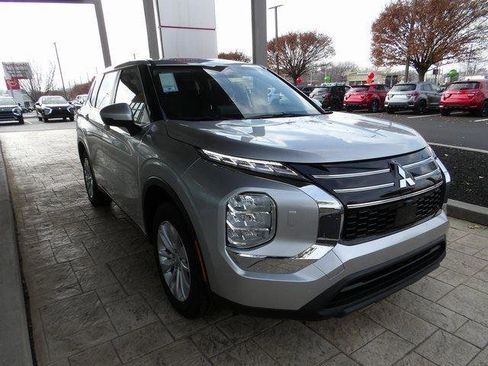 New 2025 Mitsubishi Outlander ES image 3