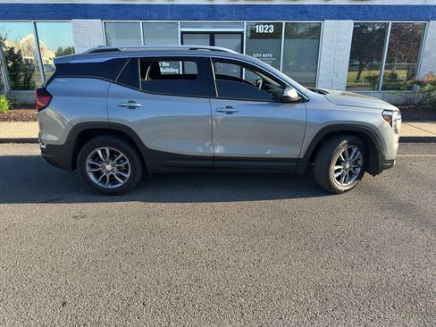Used 2024 GMC Terrain SLT image 4