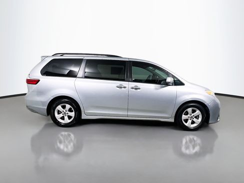 Used 2020 Toyota Sienna LE w/ LE Preferred Package FWD image 3