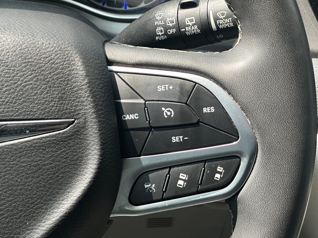 Used 2022 Chrysler Pacifica Touring-L FWD image 21