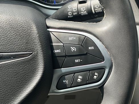 Used 2022 Chrysler Pacifica Touring-L FWD image 21