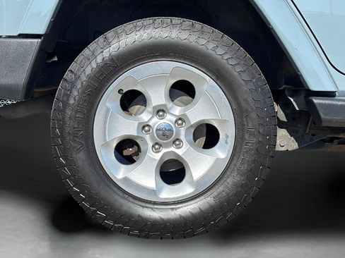 Used 2015 Jeep Wrangler Unlimited Sahara w/ Connectivity Group AWD/4WD image 9
