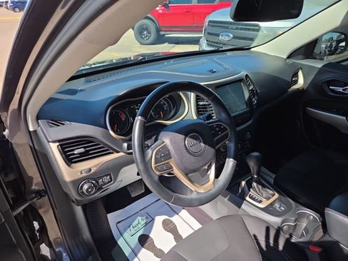 Used 2017 Jeep Cherokee Latitude FWD image 20