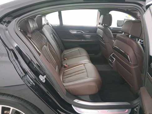 Certified 2022 BMW 750i xDrive w/ Luxury Rear Seating Package image 28