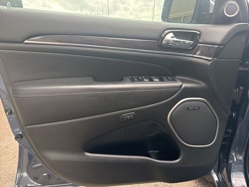 Used 2020 Jeep Grand Cherokee Overland AWD/4WD image 17
