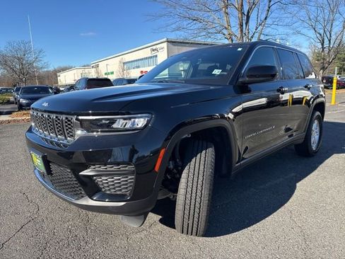 Used 2025 Jeep Grand Cherokee Laredo w/ Luxury Tech Group I image 3