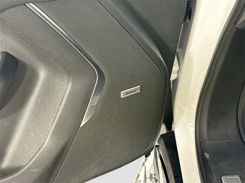 Used 2024 GMC Yukon XL SLT w/ SLT Luxury Package image 13