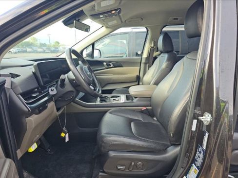 Used 2025 Kia Carnival FWD image 5