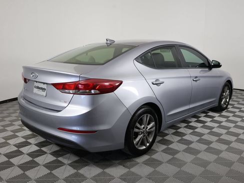 Used 2017 Hyundai Elantra SE FWD image 2