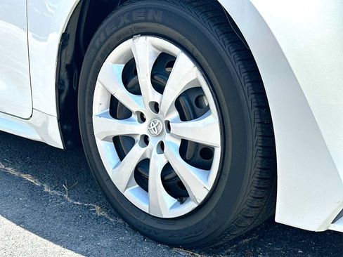 Used 2021 Toyota Corolla LE FWD image 3