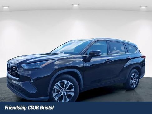 Used 2022 Toyota Highlander XLE FWD image 1