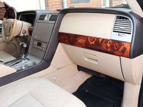Used 2006 Lincoln Navigator Luxury RWD image 29