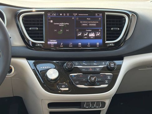 Used 2024 Chrysler Pacifica Touring-L FWD image 13