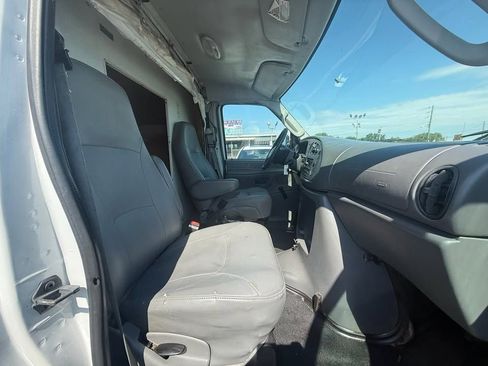 Used 2006 Ford E-350 and Econoline 350 Super Duty RWD image 17
